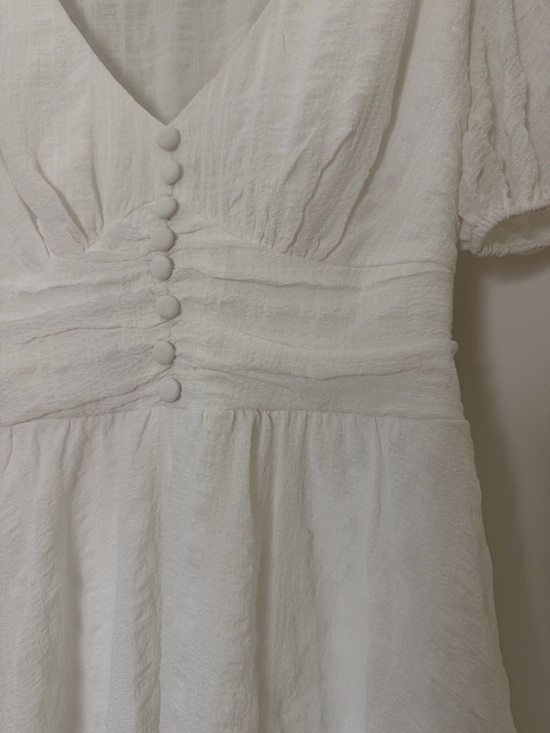 Classic White V-Neck Puff Sleeve Dress - Picture 2 of 4